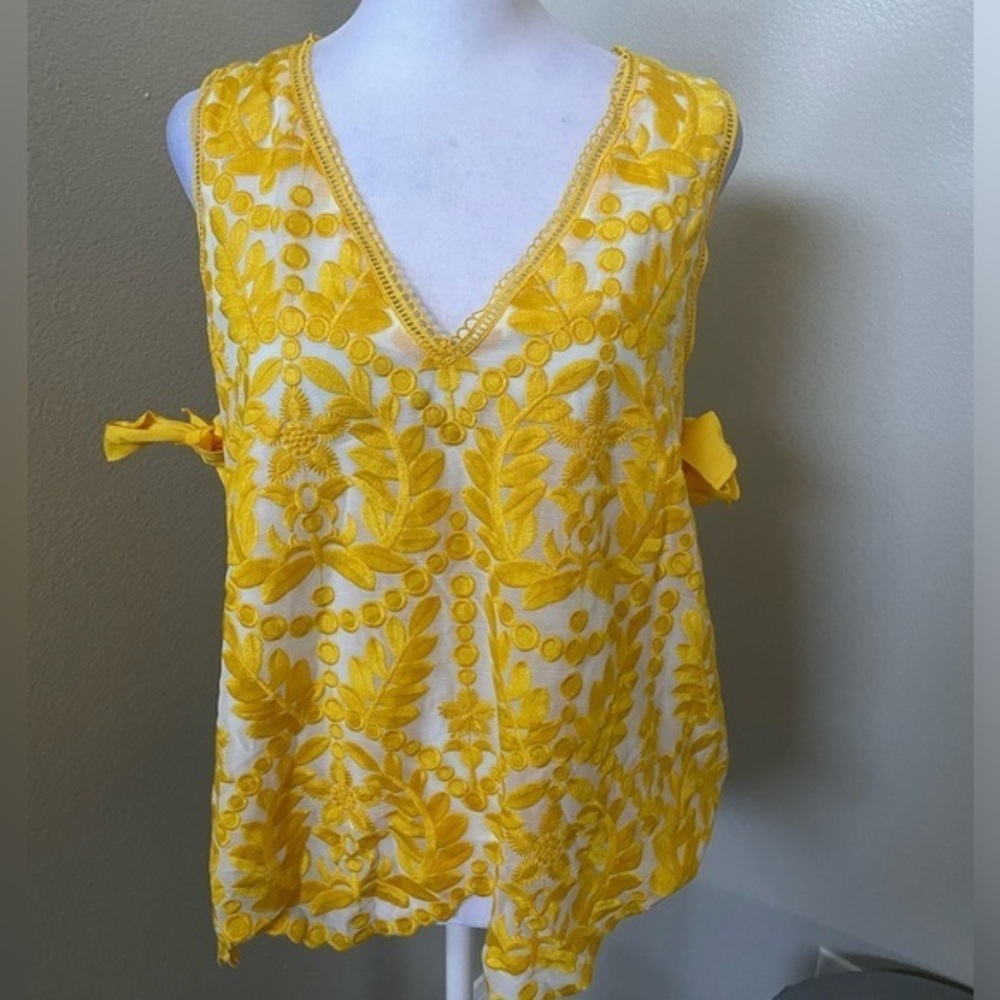 A loves a yellow top size medium
